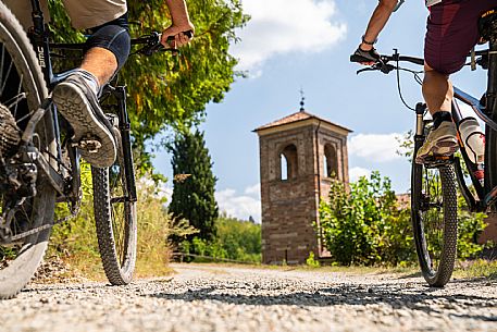 mountain bike tour in Langhe and Monferrato