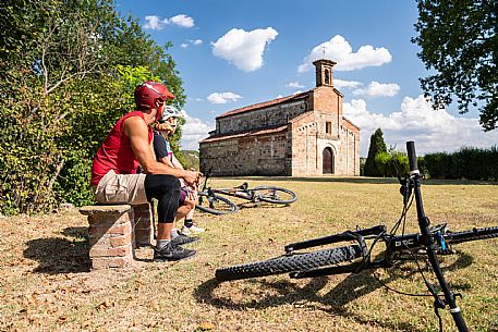 mountain bike tour in Langhe and Monferrato