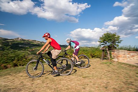 mountain bike tour in Langhe and Monferrato