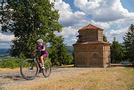 mountain bike tour in Langhe and Monferrato