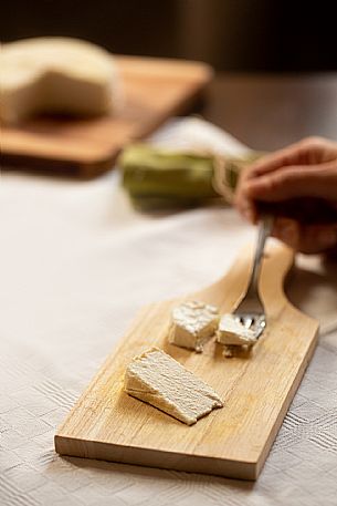 chopping board with Roccaverano Robiola