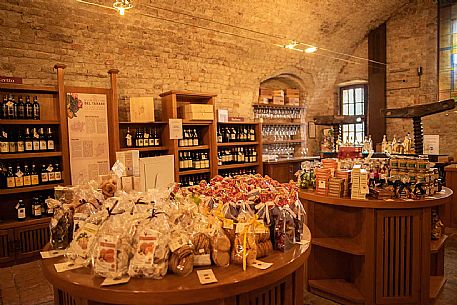 Piedmontese wine shop in Grinzane